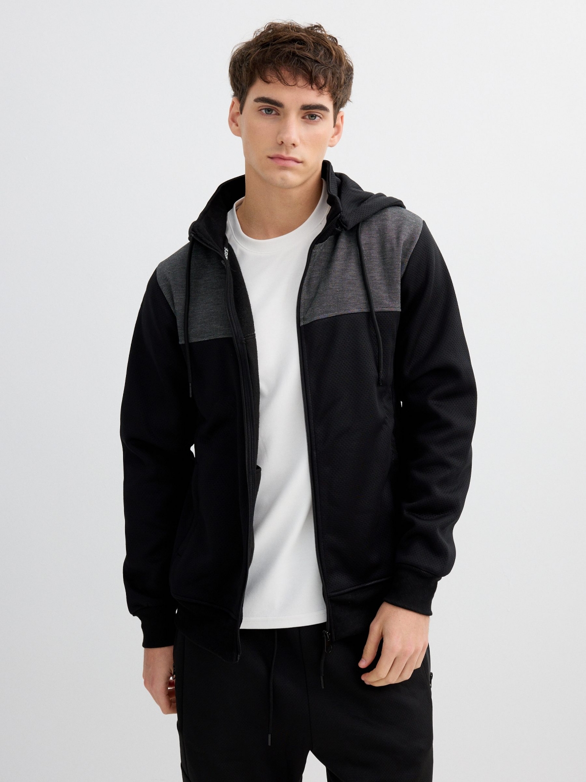 Moletom esportivo color block com capuz preto vista meia frontal