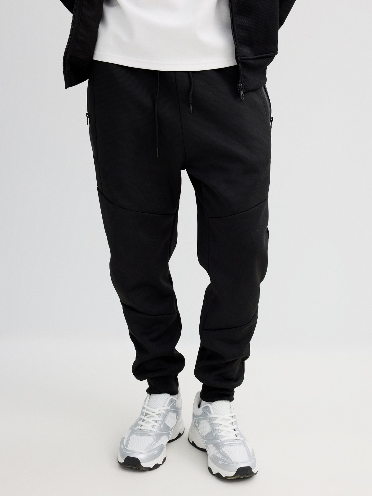 Jogger deportivo negro vista media frontal