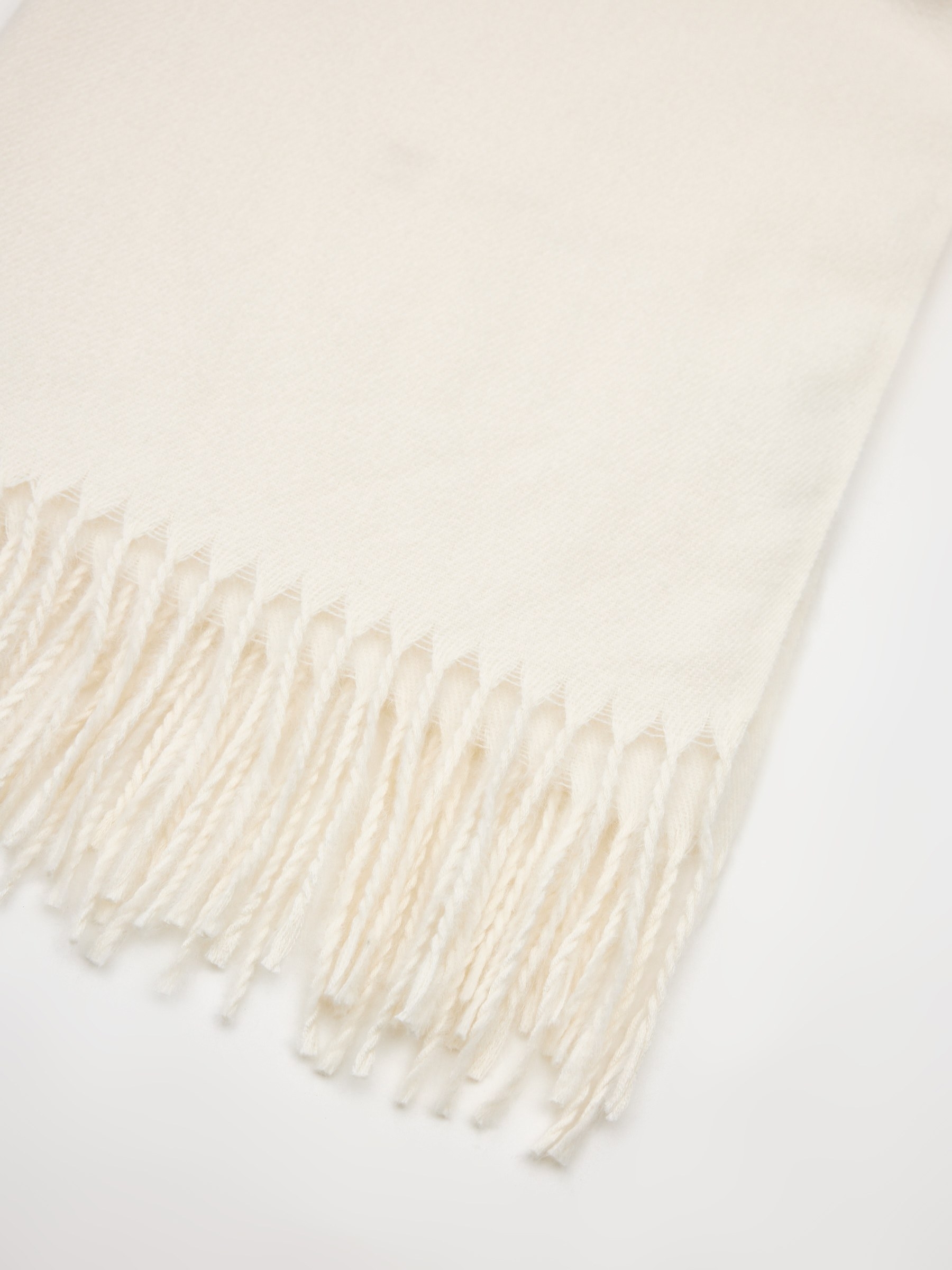 Cachecol manta branco com franjas off white vista enrolado