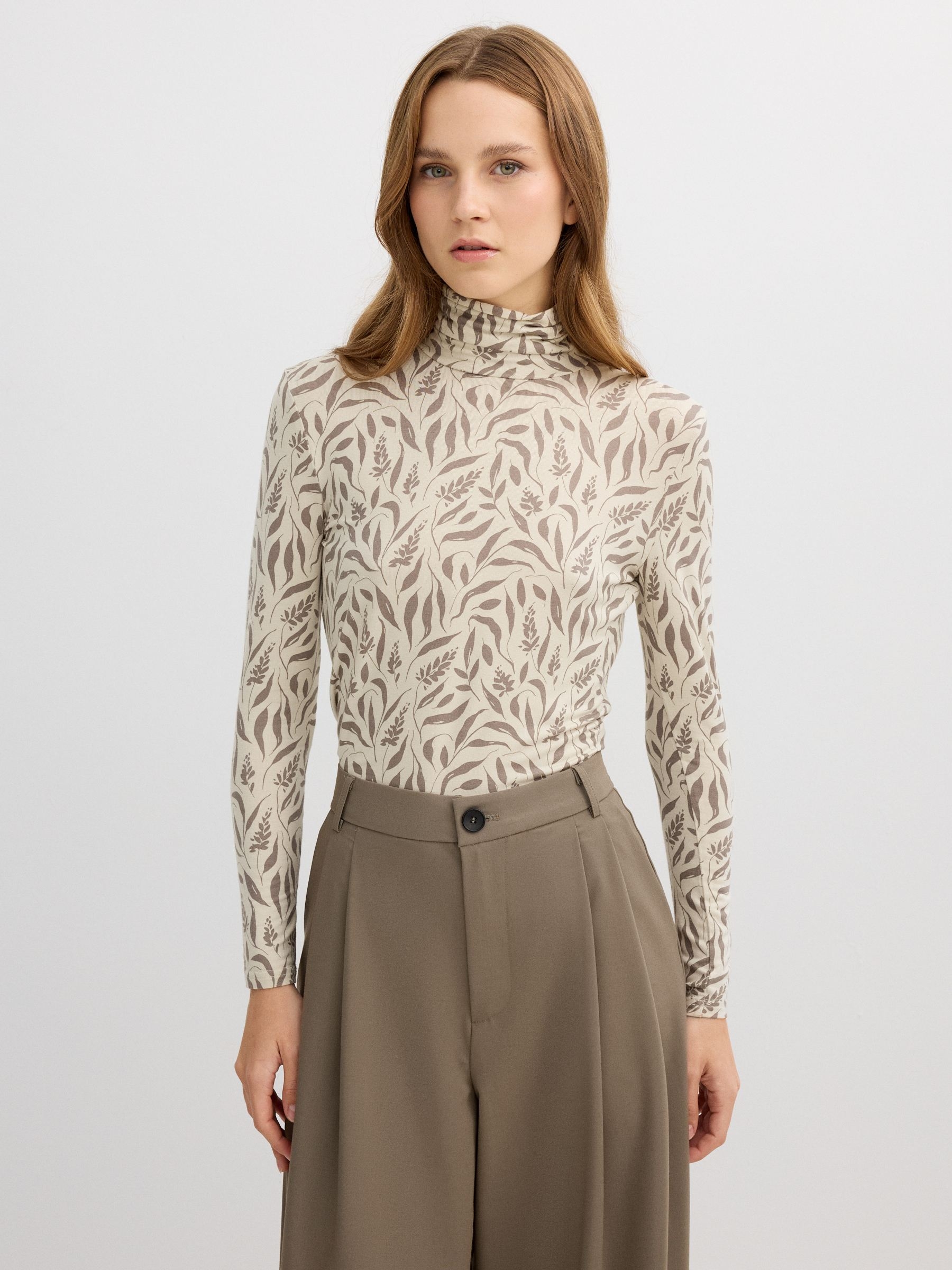 Camiseta floral gola alta crua vista meia frontal