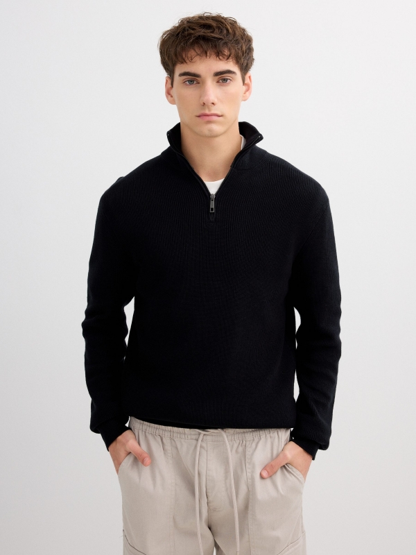 Jersey básico de malha com gola de zíper preto vista meia frontal