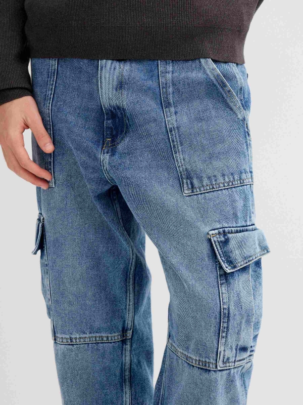 Jean cargo multibolsos azul vista detalhe