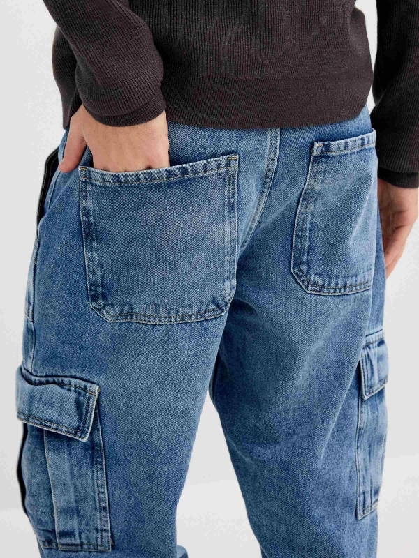 Jean cargo multibolsos azul vista detalhe