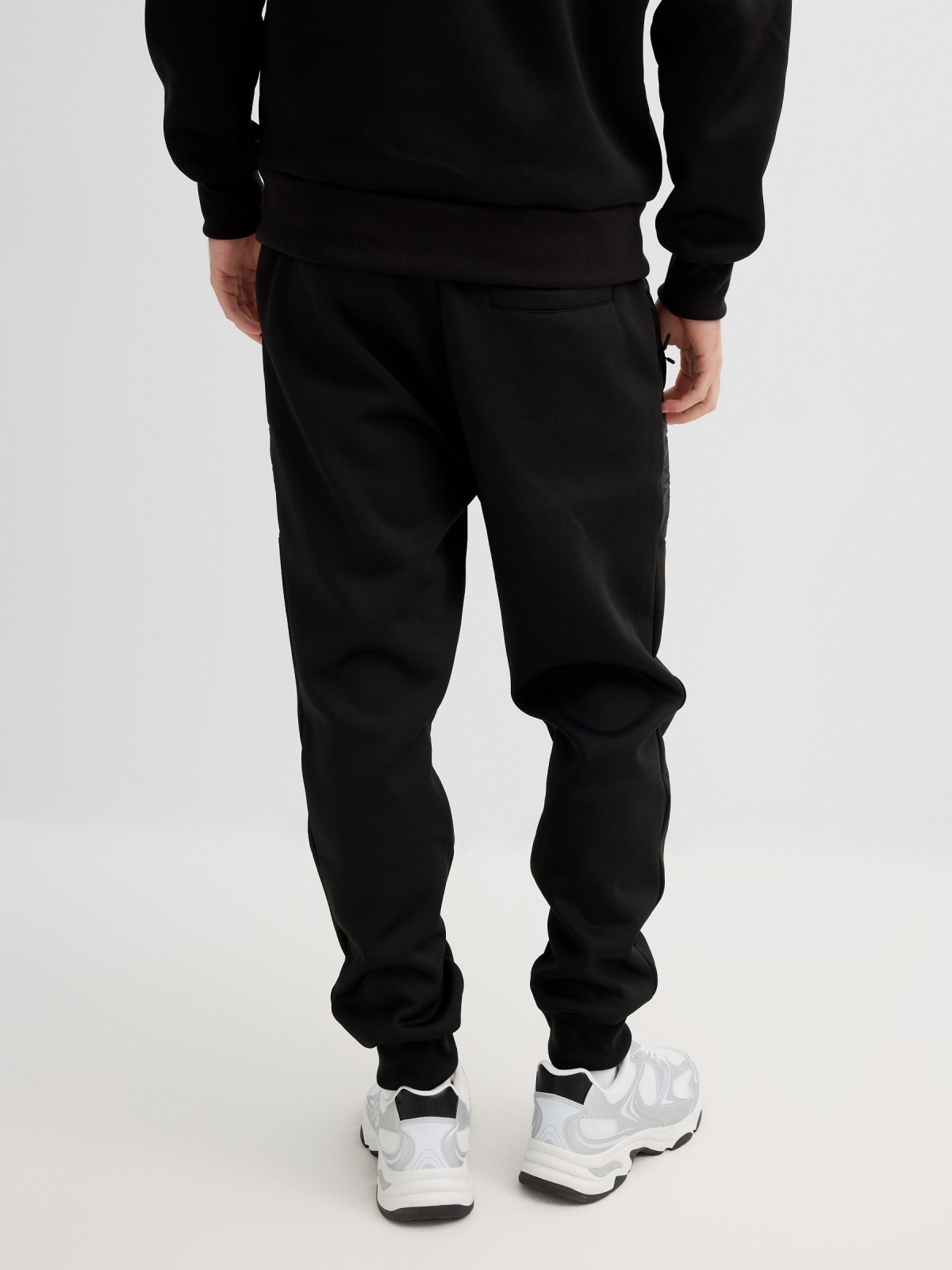 Jogger deportivo felpa negro vista media trasera