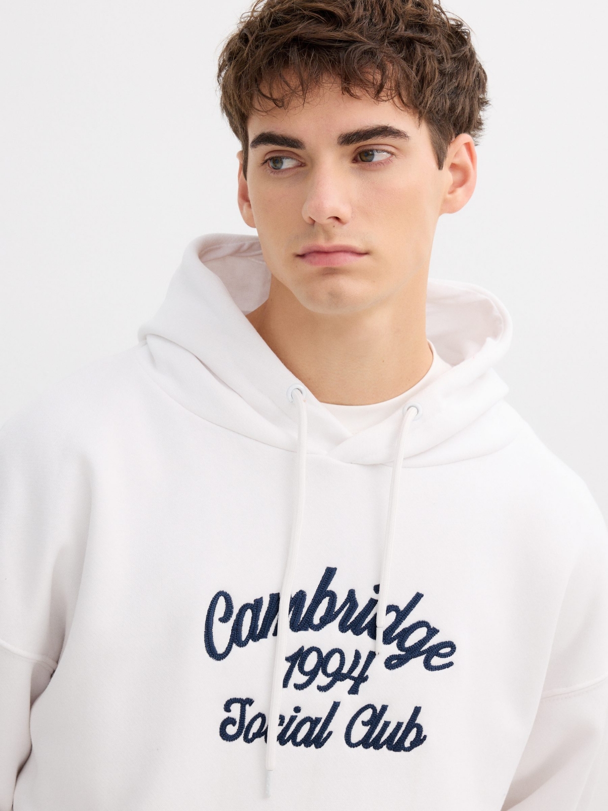 Moletom com capuz Cambridge branco vista detalhe