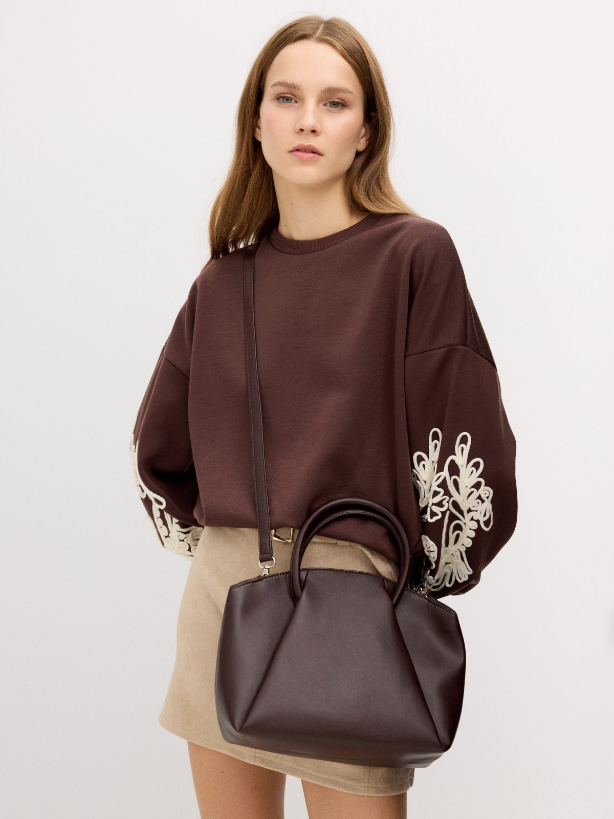 Bolso efecto piel marrón marrón con modelo