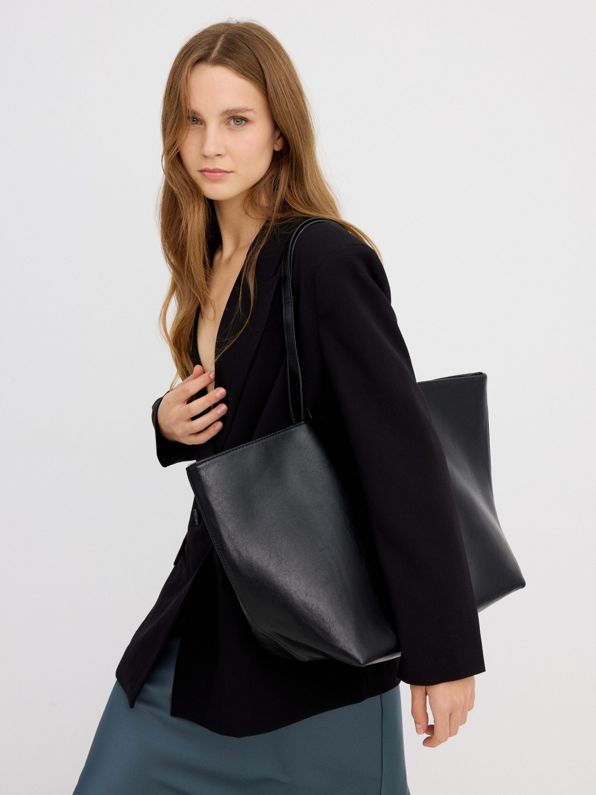 Bolso shopper lona efecto piel negro con modelo