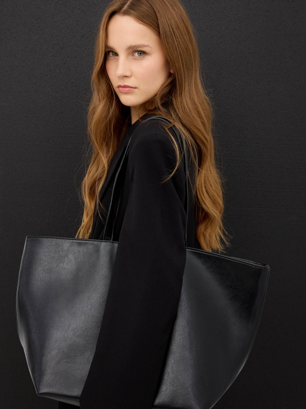 Bolso shopper lona efecto piel negro vista detalle