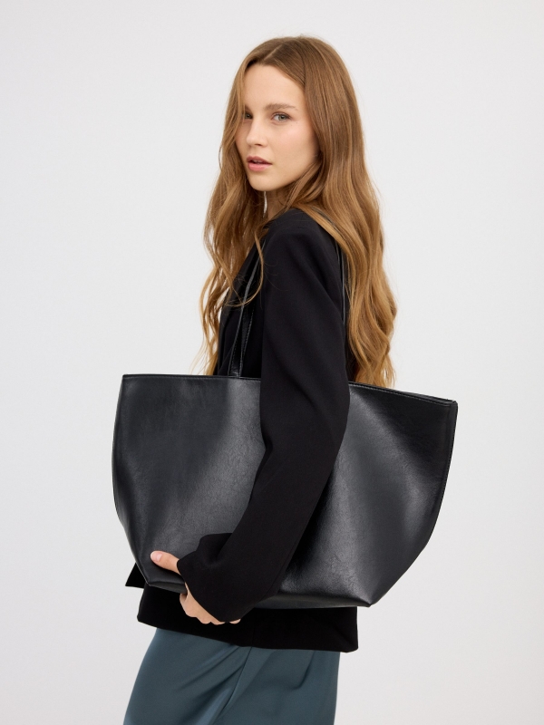 Bolso shopper lona efecto piel negro vista detalle