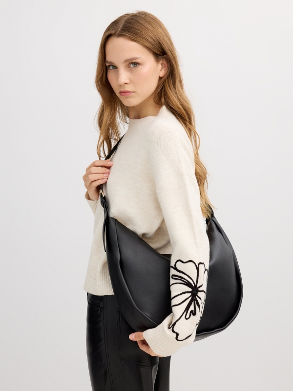 Bolsa efeito pele preta preto com modelo