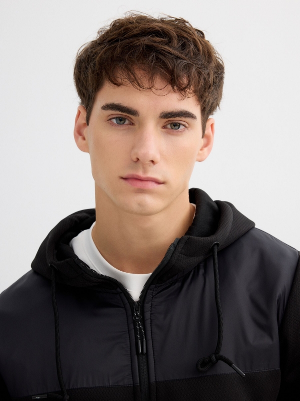 Sudadera deportiva con capucha efecto piel negro vista detalle