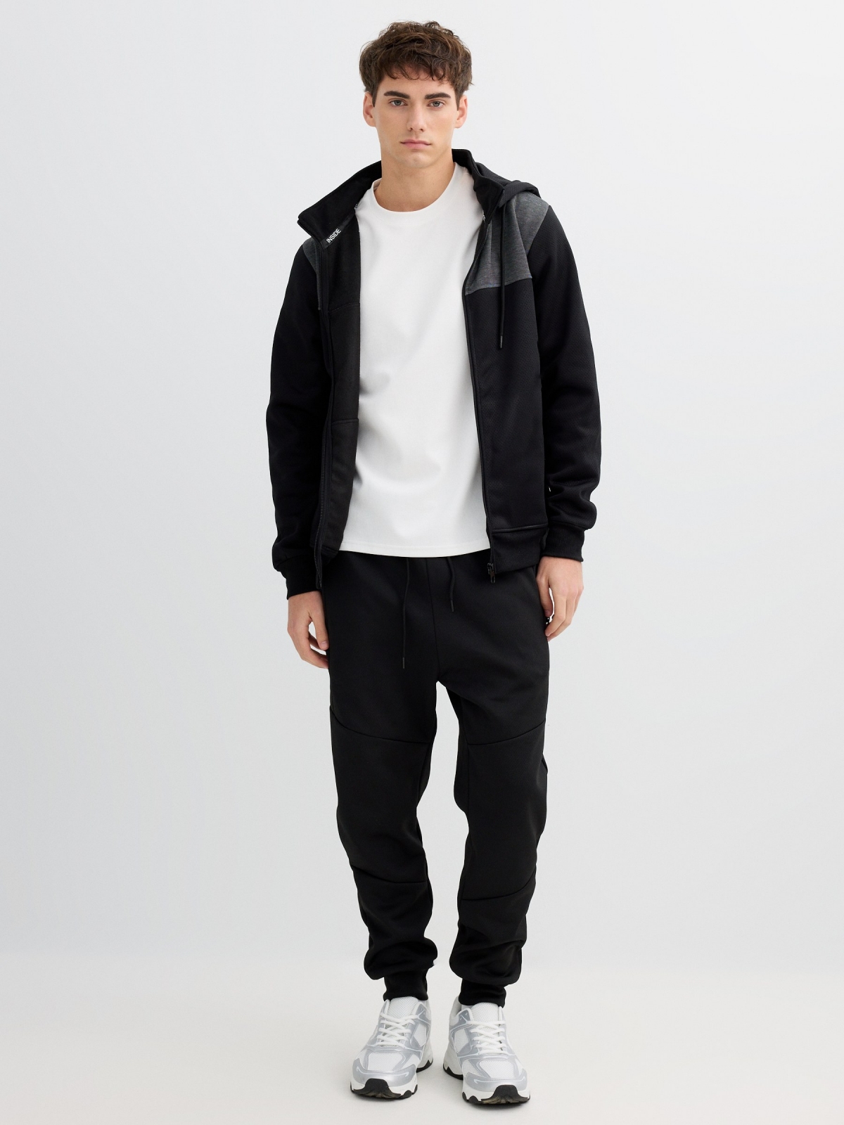 Moletom esportivo color block com capuz preto vista geral frontal