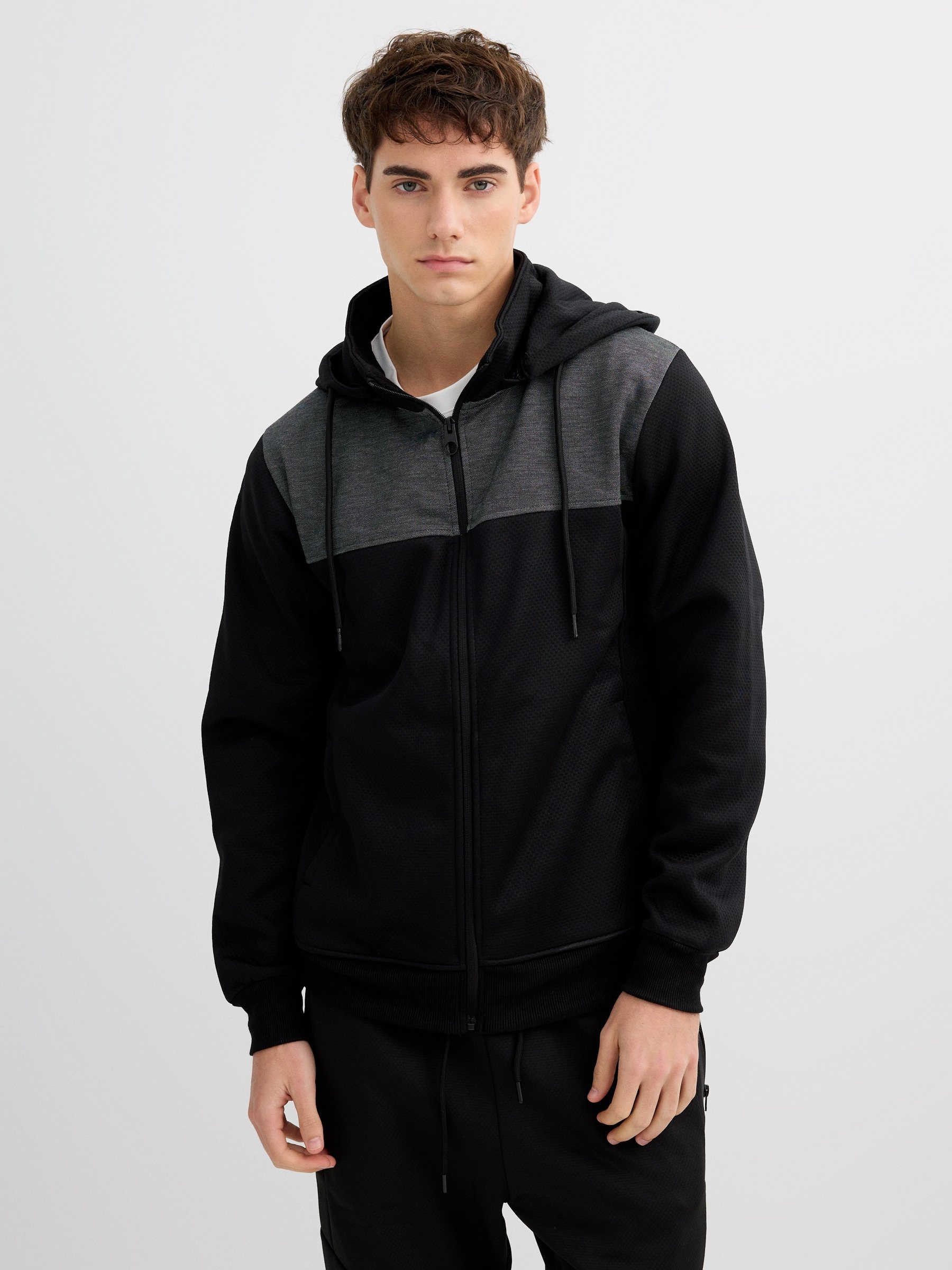 Moletom esportivo color block com capuz preto vista meia frontal