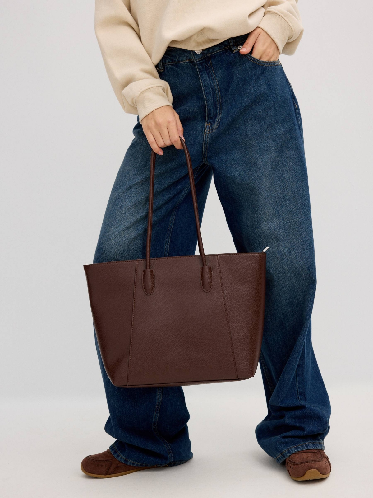 Bolsa shopper efeito couro marrom com modelo