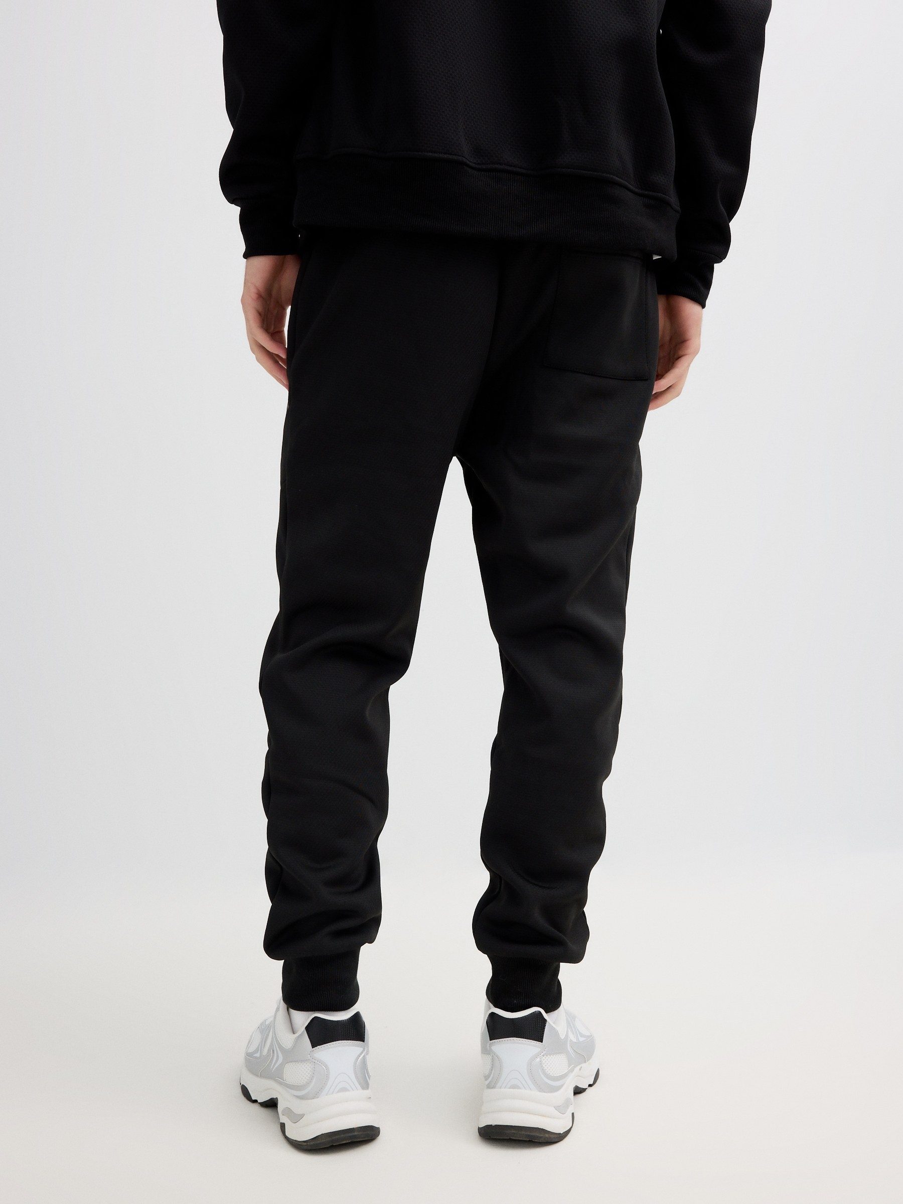 Sports jogger black middle front view