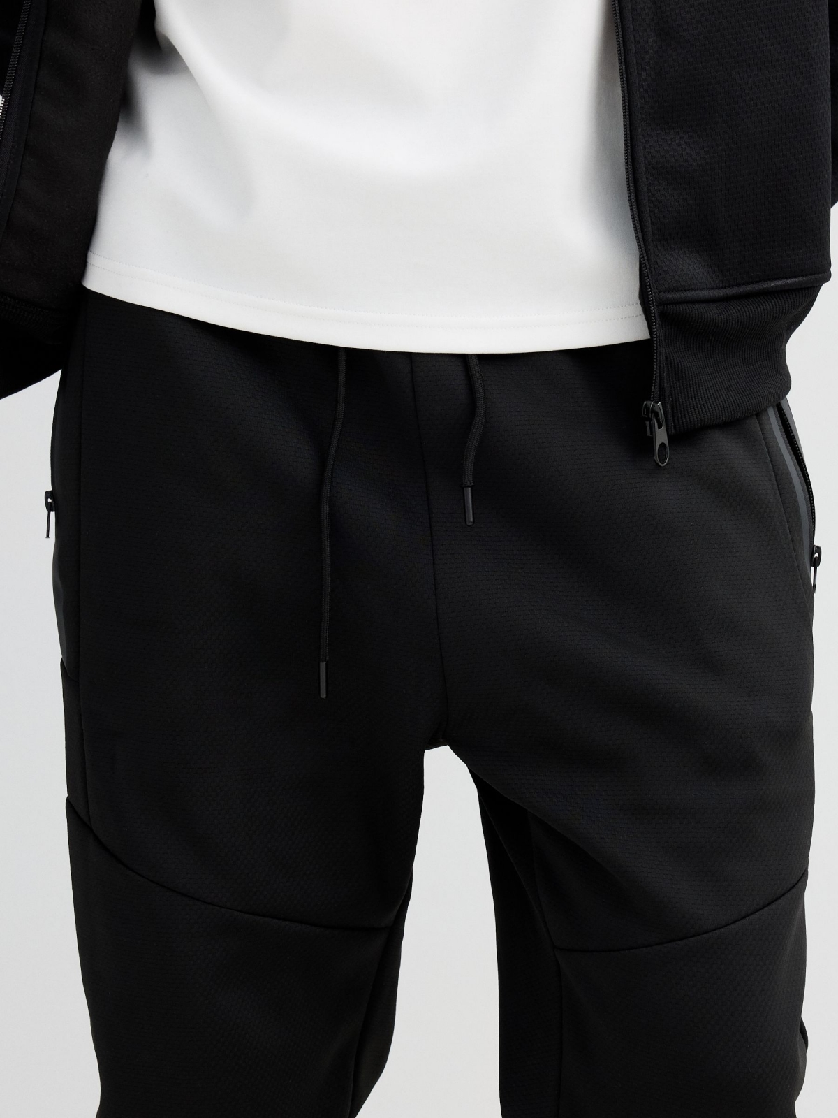 Jogger esportivo preto vista detalhe