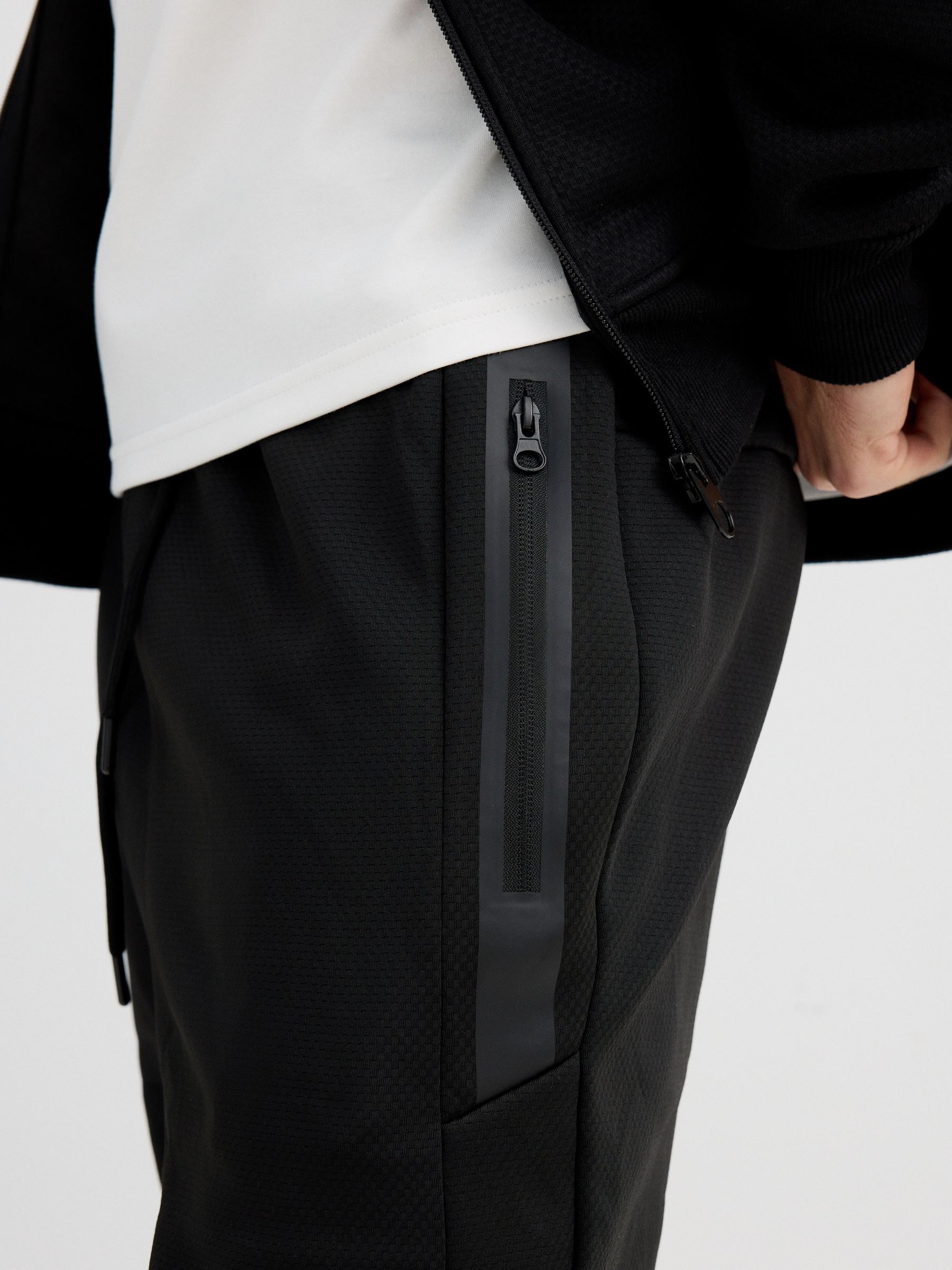 Jogger deportivo negro vista media frontal