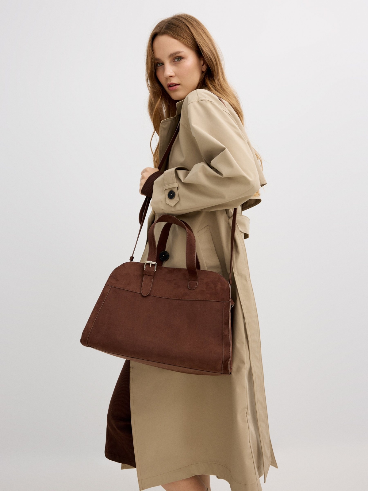 Bolsa efeito couro marrom marrom com modelo