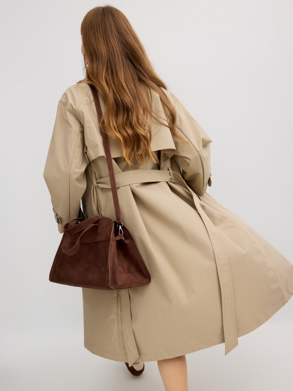 Bolsa efeito couro marrom marrom vista detalhe