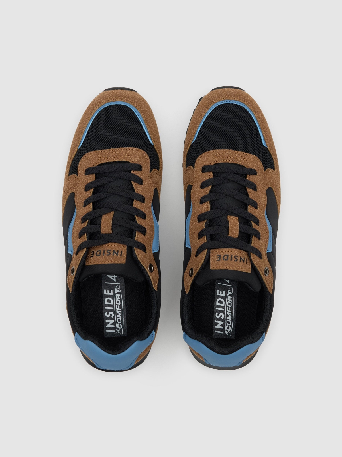 Deportiva running combinada negro vista cenital