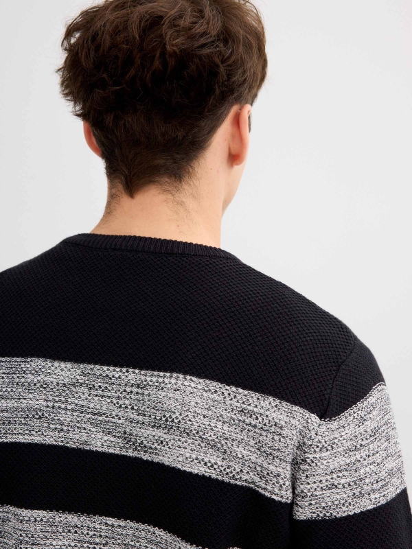 Jersey de punto a rayas con cuello redondo negro vista detalle