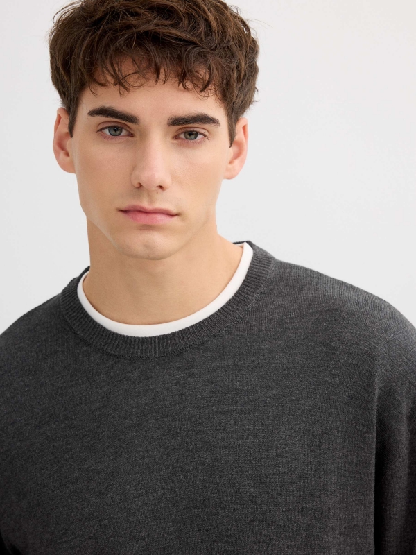 Basic knit round neck jersey dark melange detail view