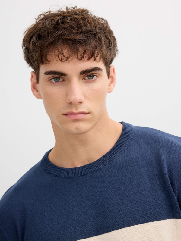 Jersey de malha color block azul petróleo vista detalhe