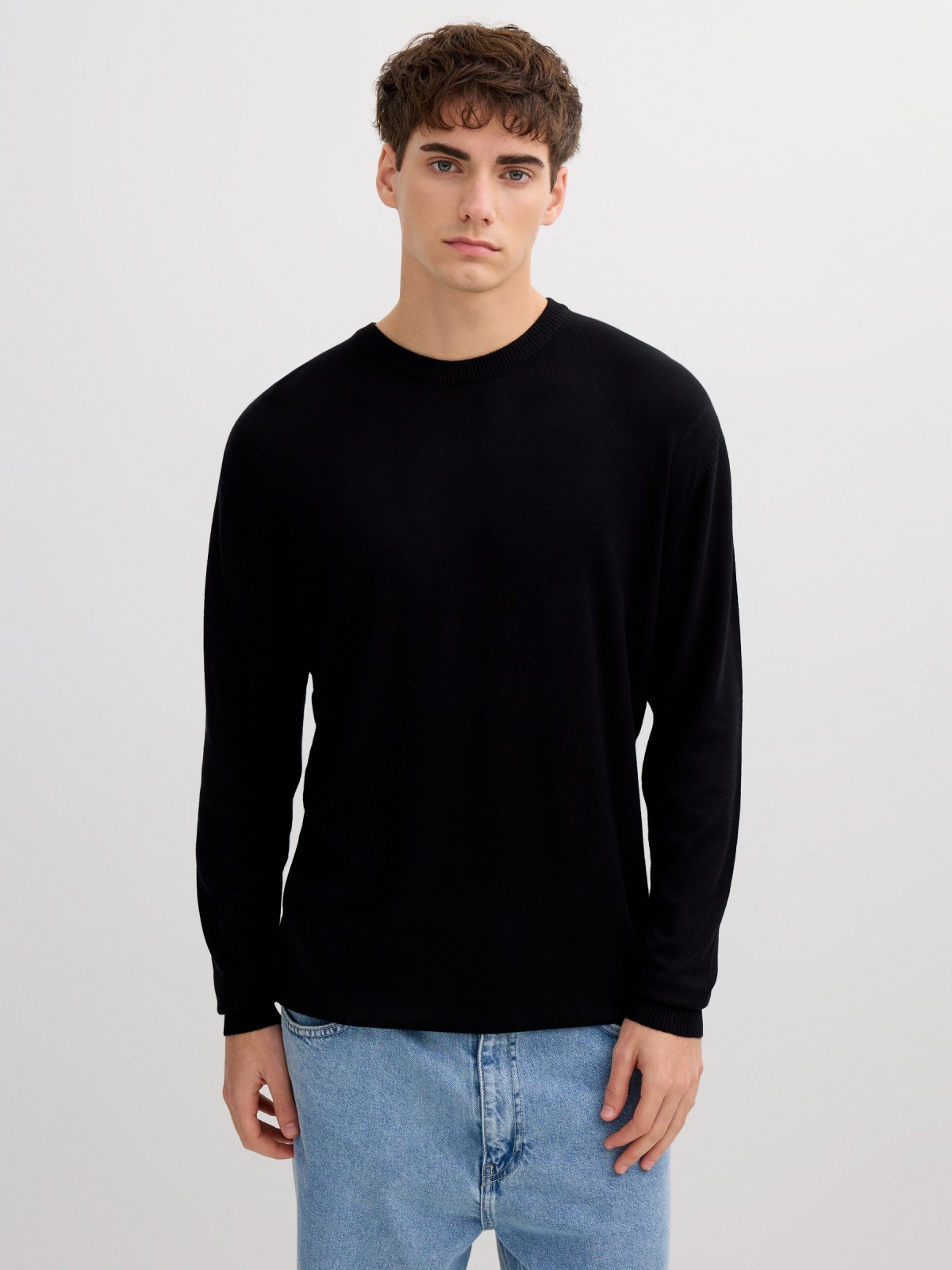Jersey básico malha gola redonda preto vista meia frontal