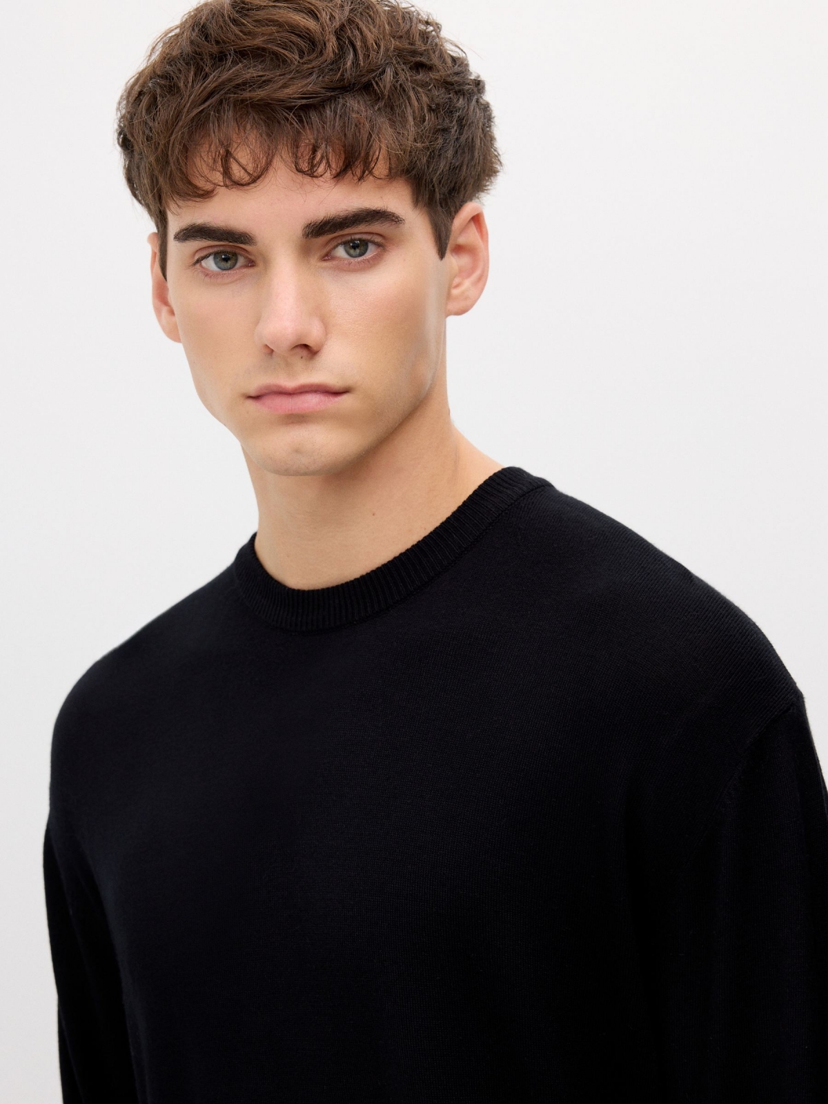 Jersey básico malha gola redonda preto vista detalhe