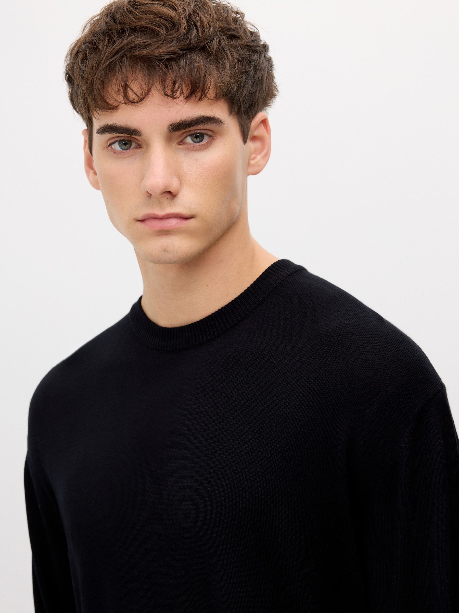 Jersey básico malha gola redonda preto vista meia frontal