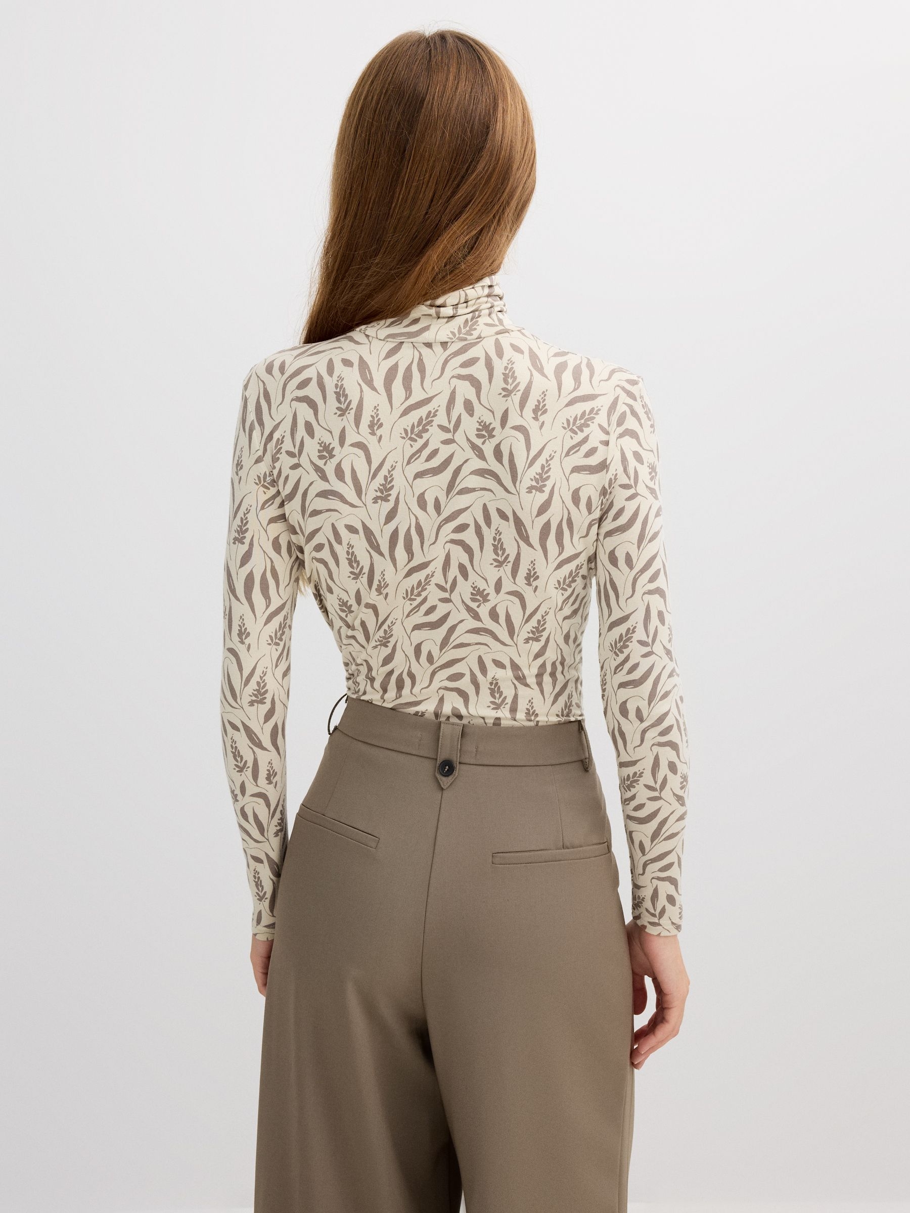 Camiseta floral cuello perkins crudo vista media frontal