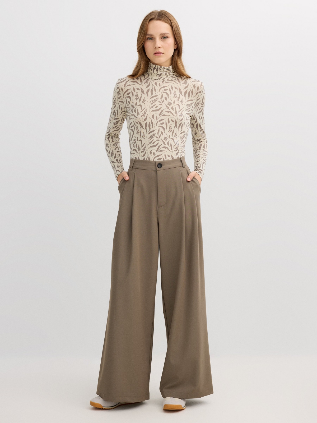 Camiseta floral gola alta crua vista geral frontal