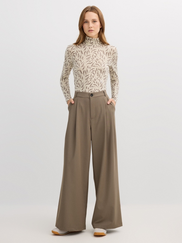 Camiseta floral gola alta crua vista geral frontal