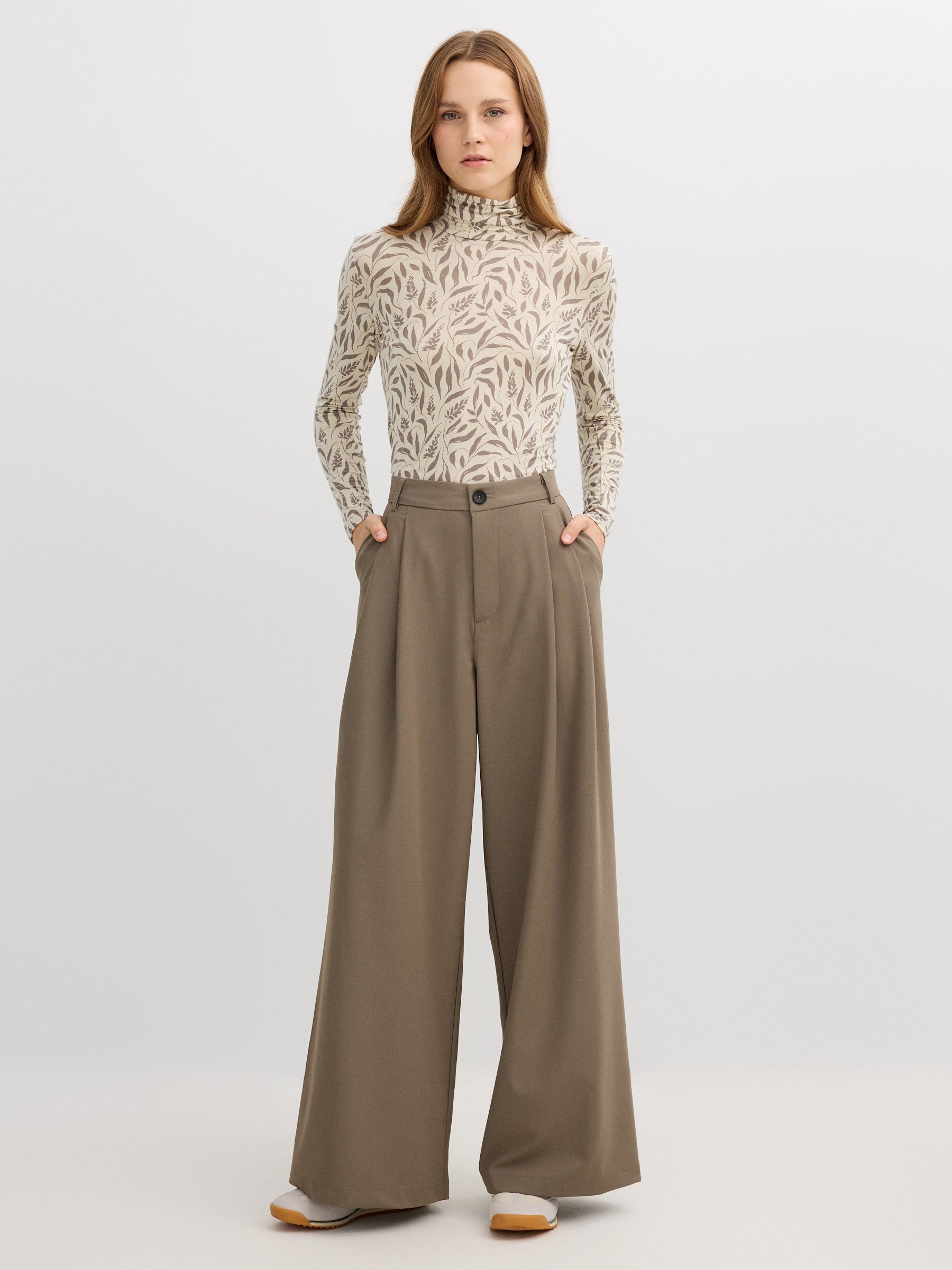 Camiseta floral gola alta crua vista meia frontal