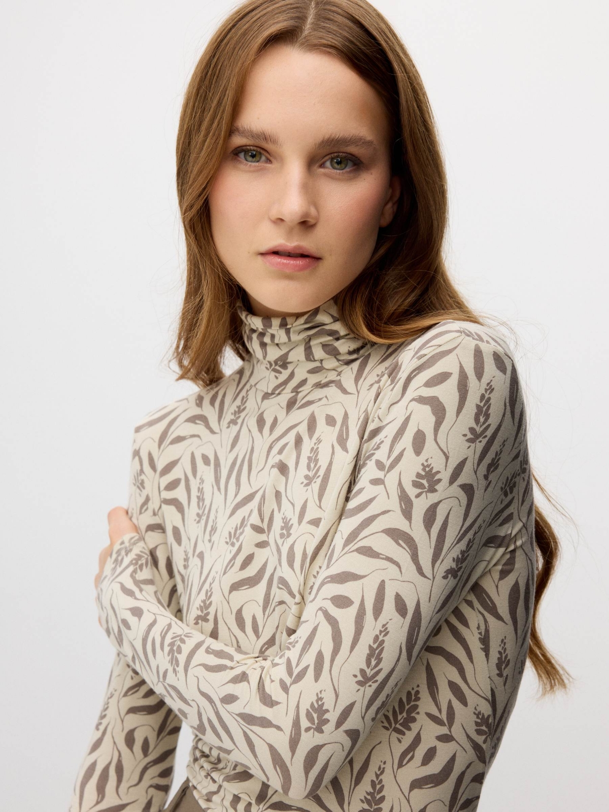 Camiseta floral cuello perkins crudo vista detalle