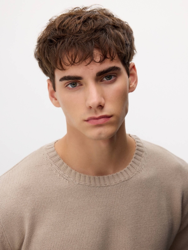 Jersey punto cuello redondo crudo vista detalle