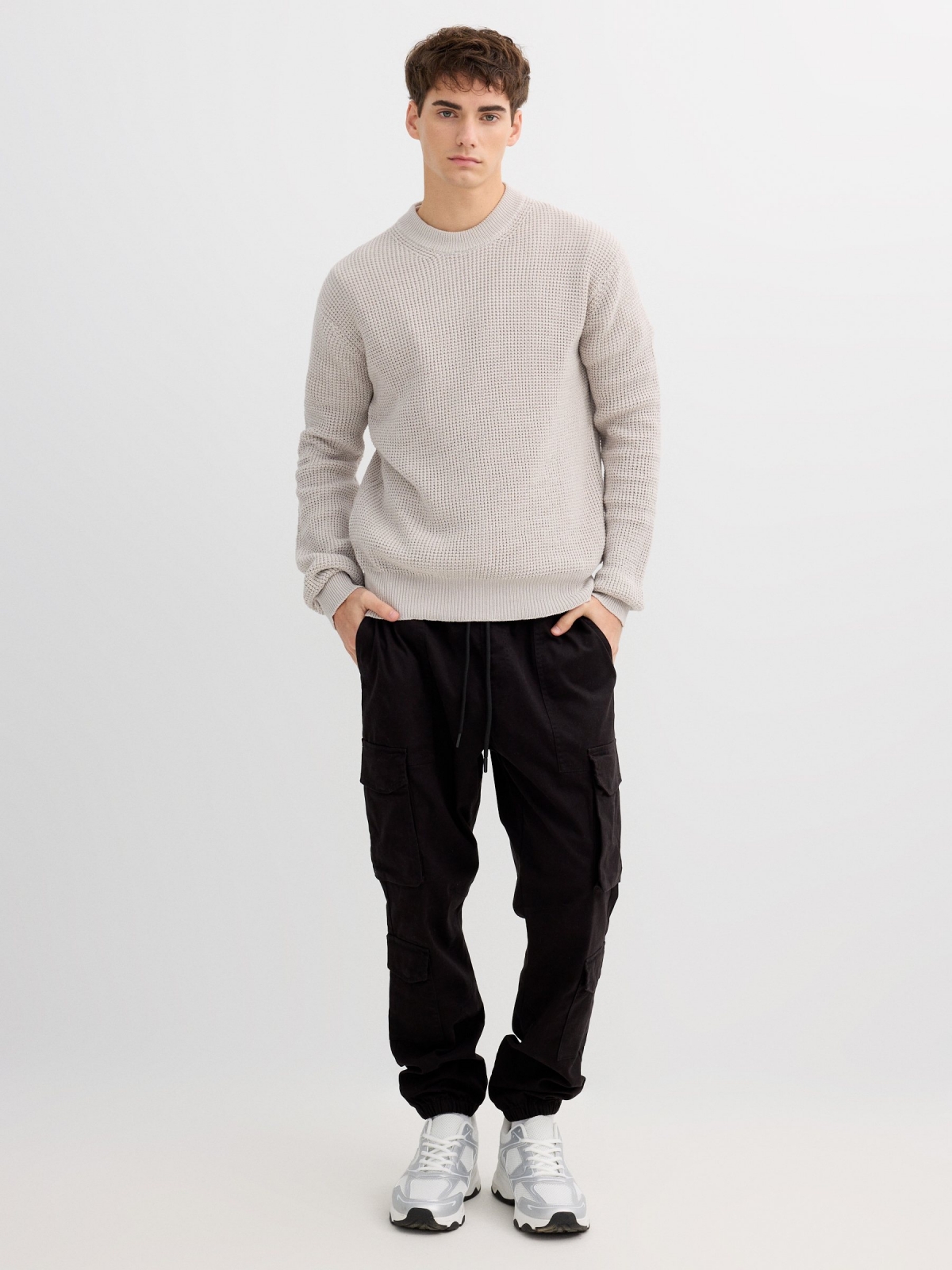Jogger cargo beige black front view