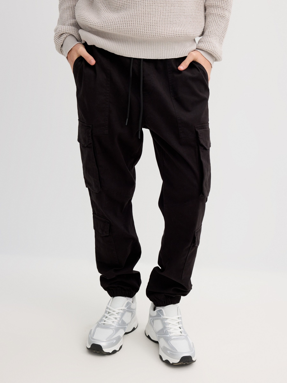 Jogger cargo beige black middle front view