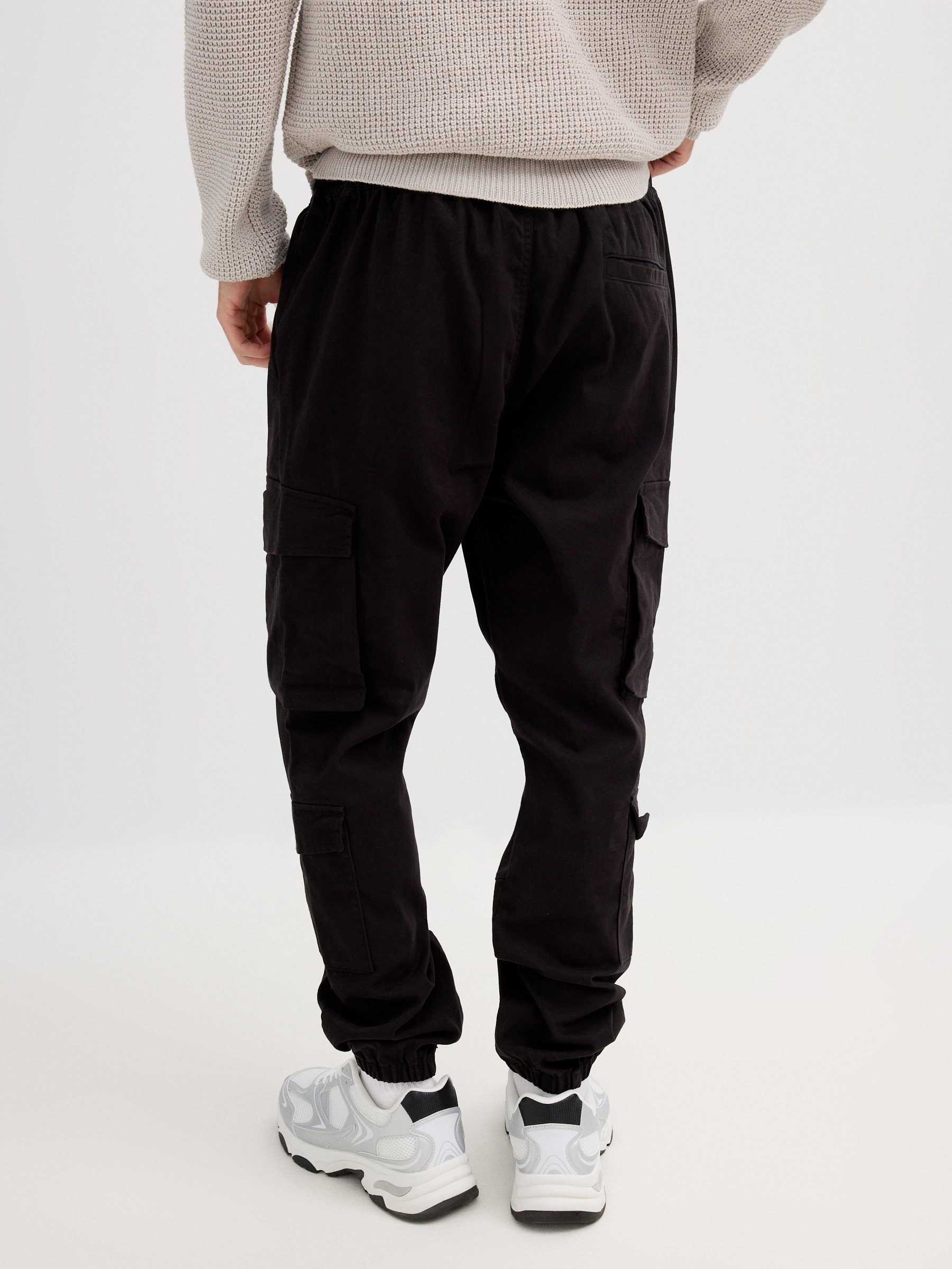 Jogger cargo beige black front view