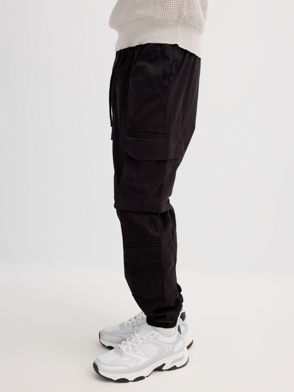 Jogger cargo beige black detail view