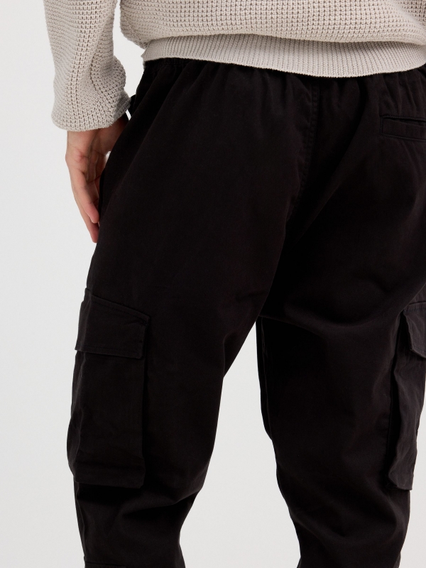 Jogger cargo bege preto vista detalhe