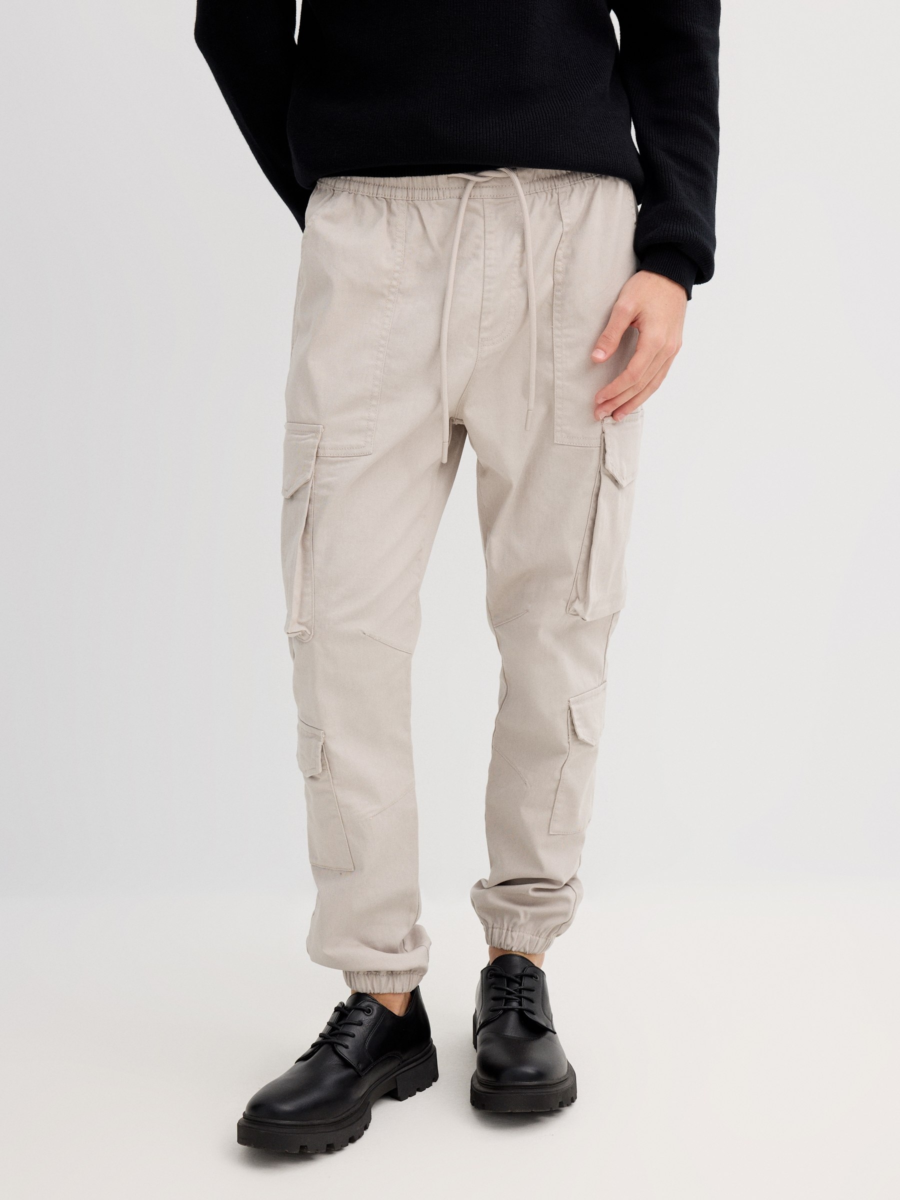 Jogger cargo bege crua vista geral frontal