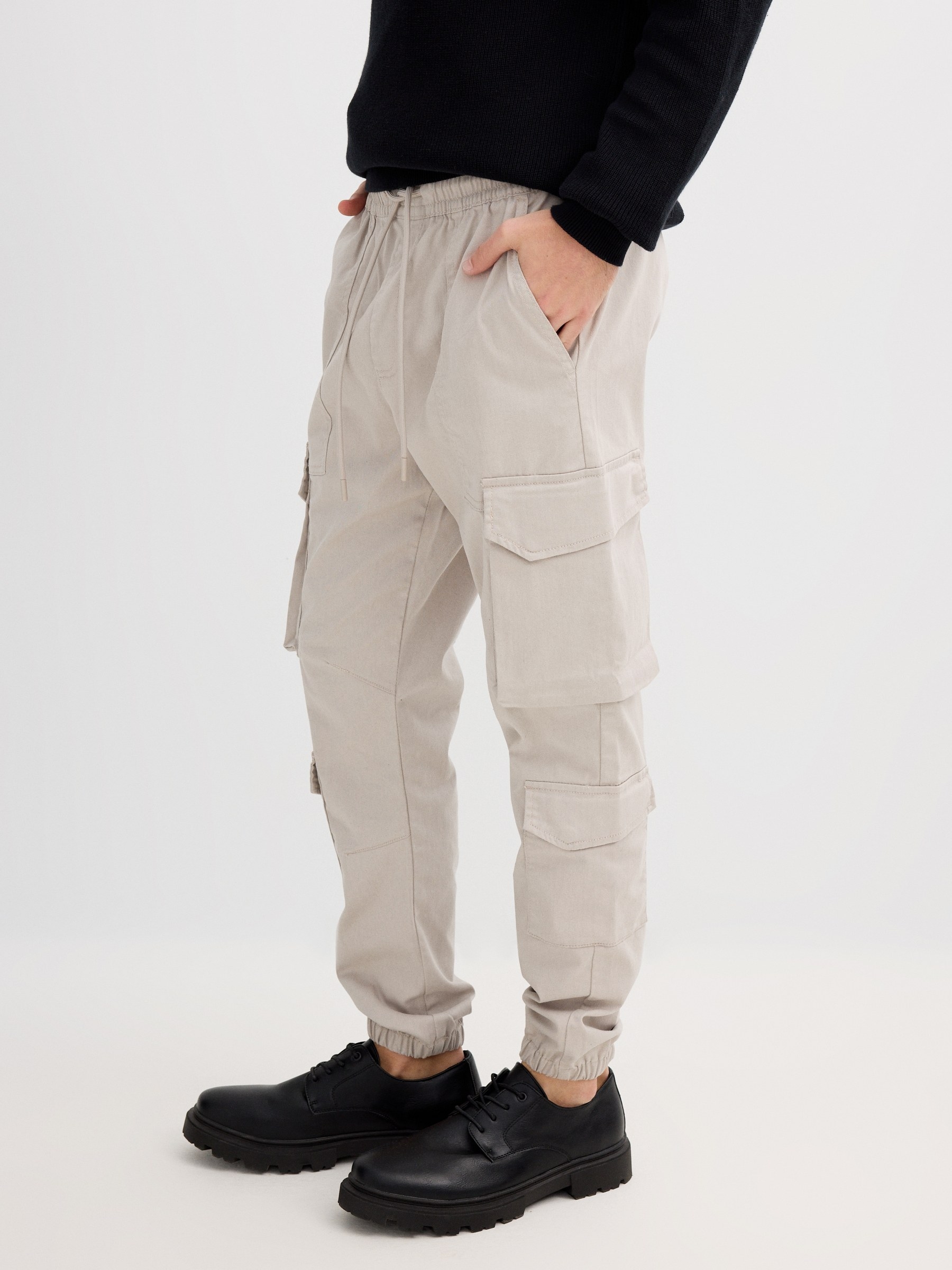 Jogger cargo bege crua vista geral frontal