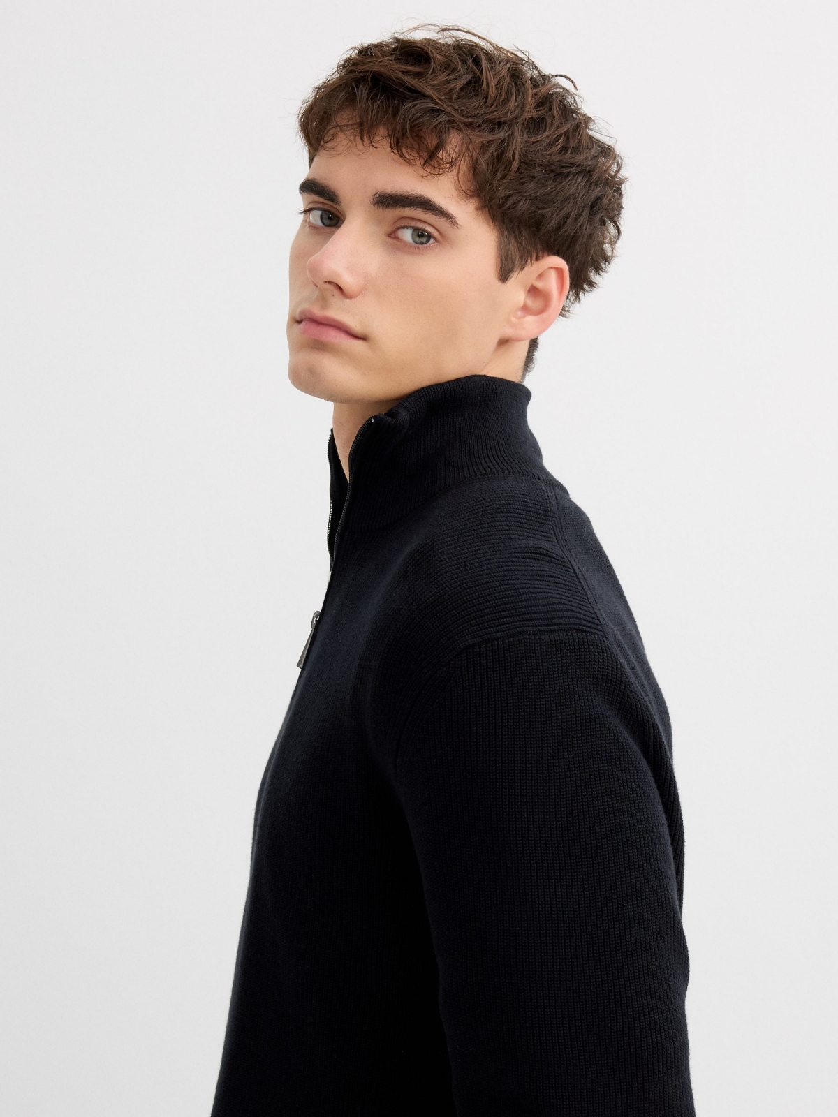 Jersey básico de malha com gola de zíper preto vista detalhe