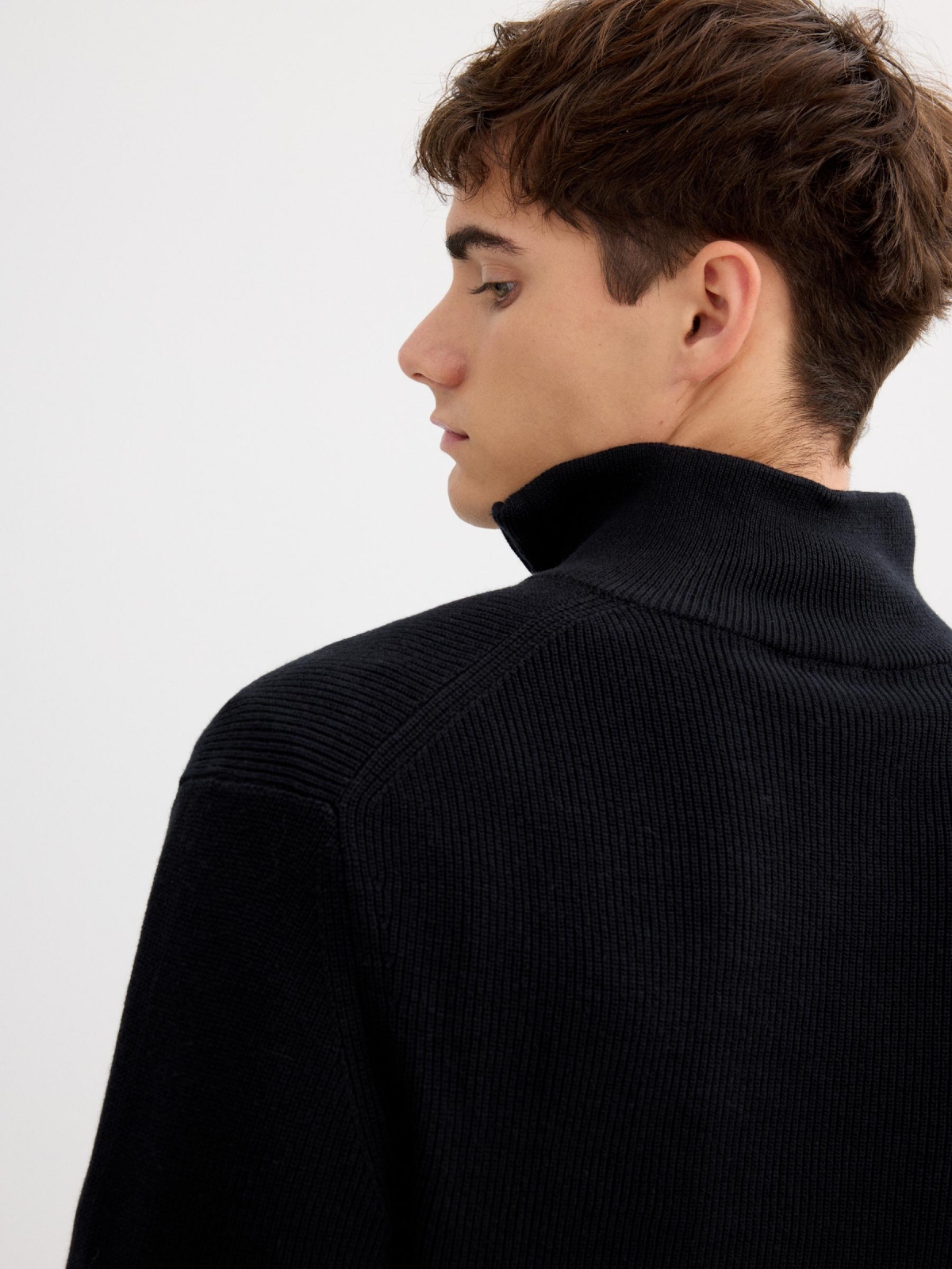 Basic knit jersey with zipper neck black detail view