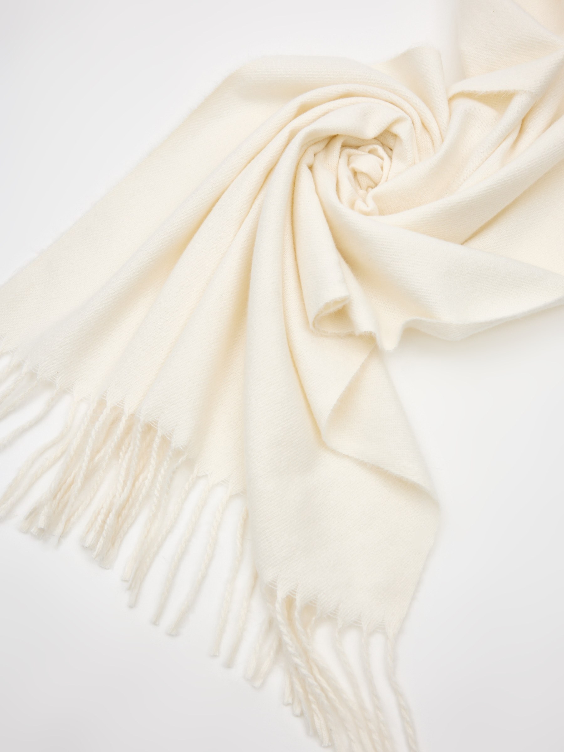 Cachecol manta branco com franjas off white vista enrolado