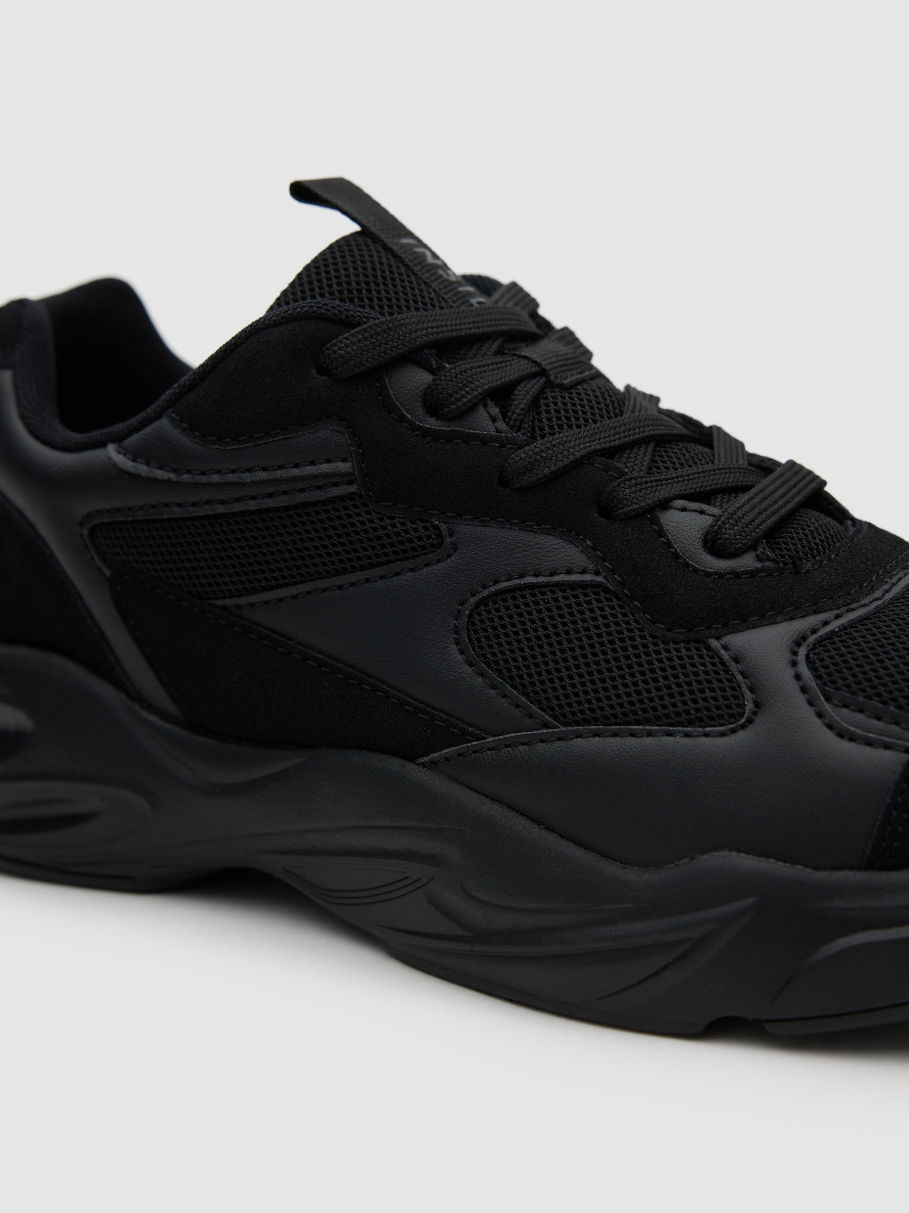 Sporty nylon combined with black leather effect black