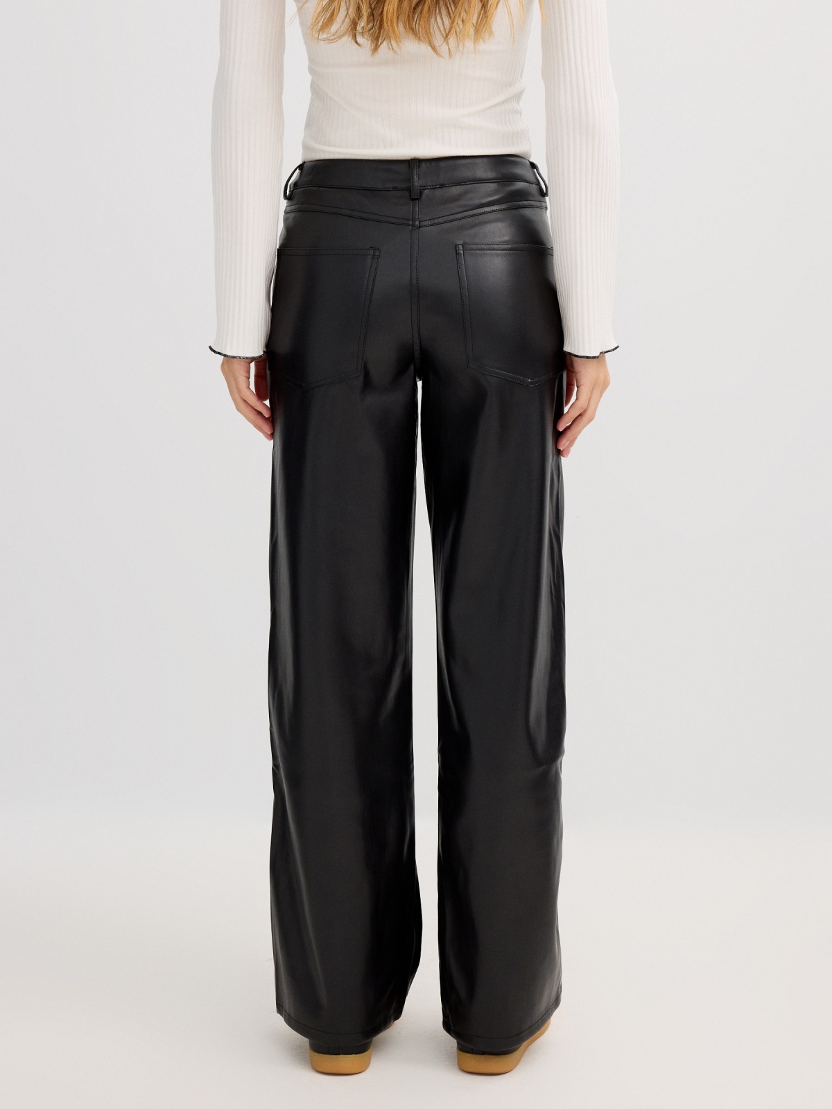 Pantalón straight fit efecto piel negro vista media trasera