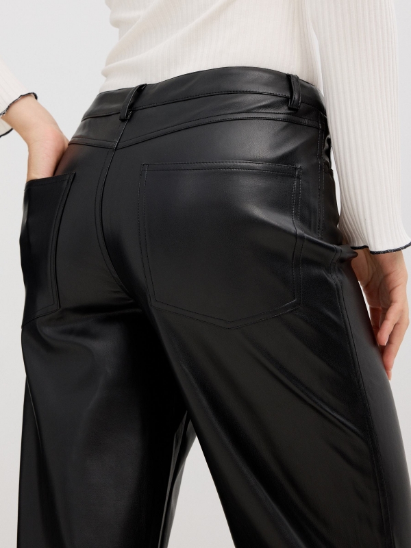 Calça straight fit efeito couro preto vista detalhe