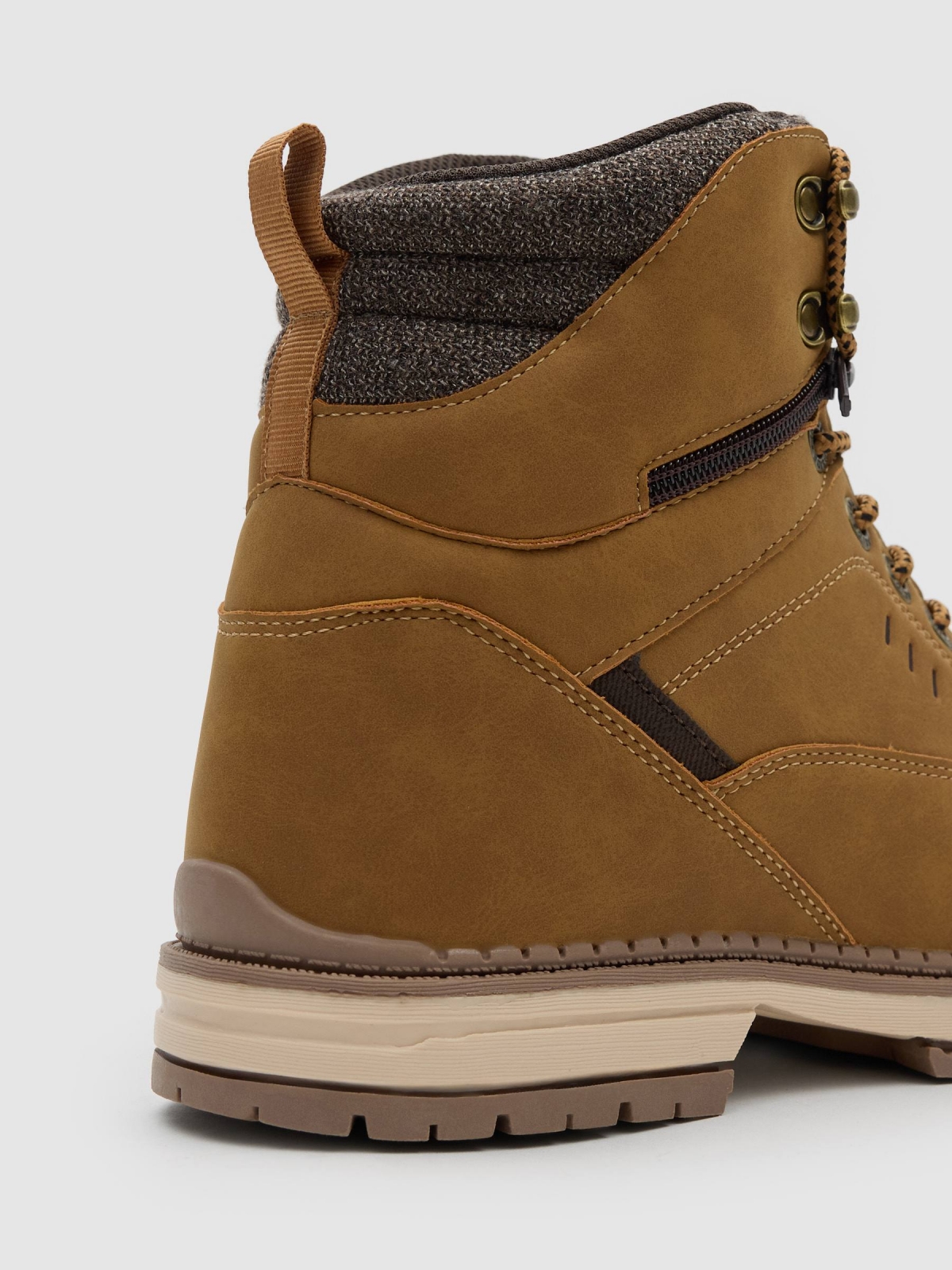 Bota montanhista efeito couro marrom claro vista detalhe